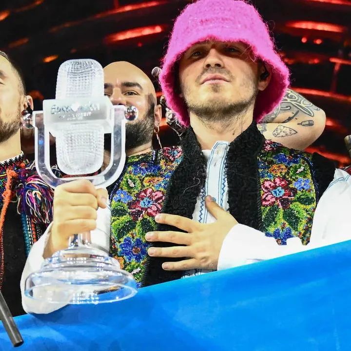 Banda que venceu Eurovisão leiloa troféu para ajudar tropas ucranianas