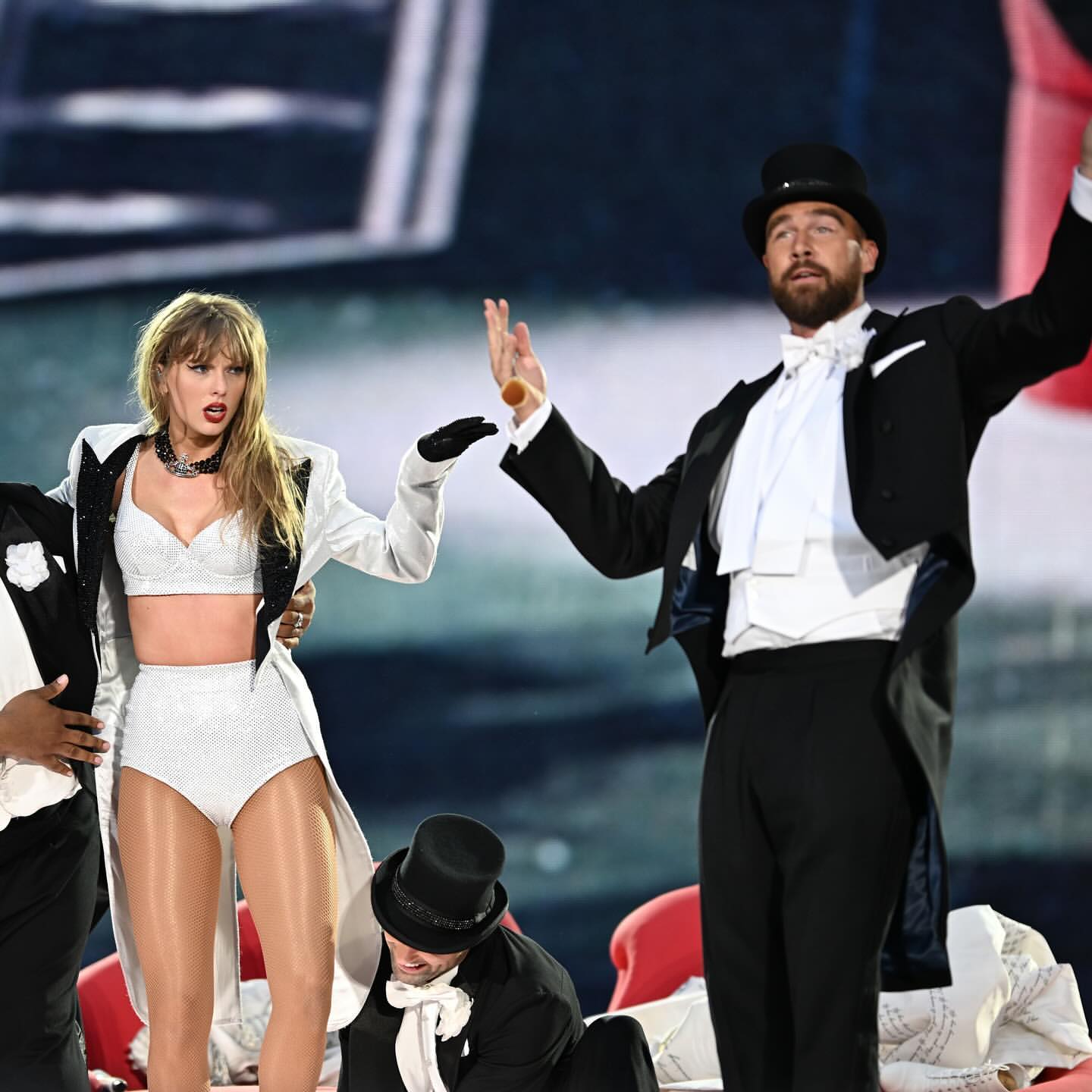 Surpresa! Travis Kelce leva fãs à loucura ao juntar-se a Taylor Swift em palco (VÍDEO)