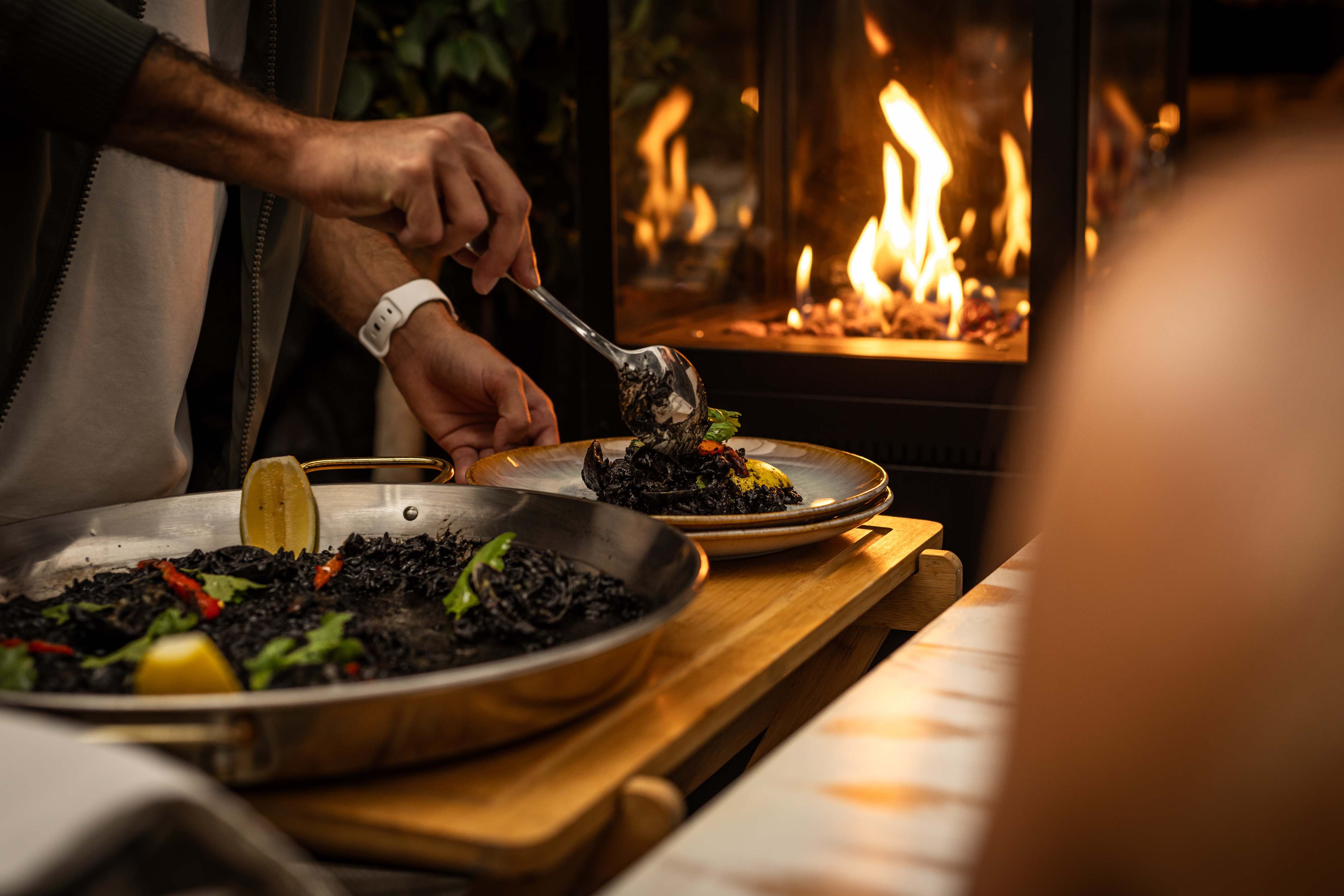 Adeus, camas balinesas. Olá, lareira. Clássico de Olivier mantém-se aberto no inverno com comida de conforto