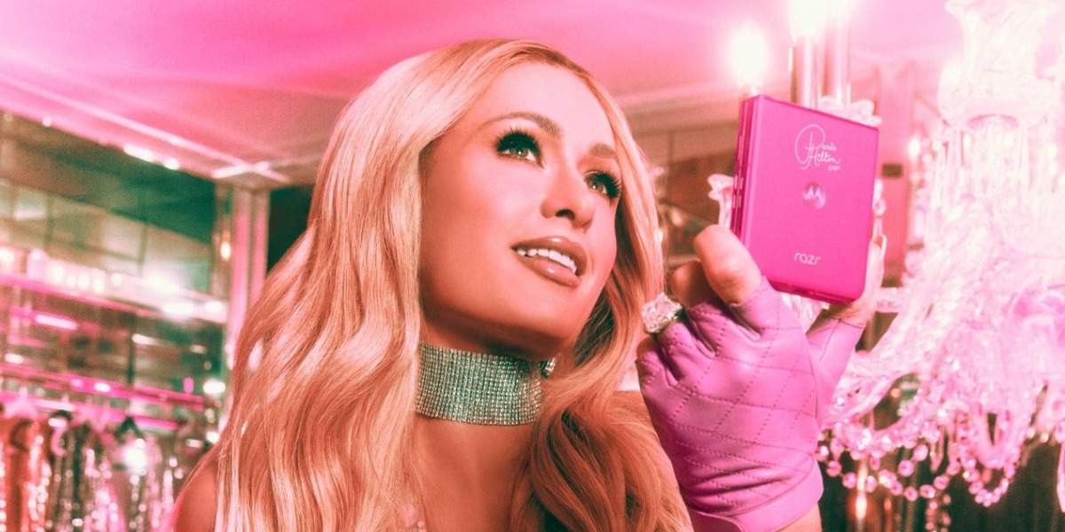 Paris Hilton inspira Motorola a criar versão especial do Razr Plus: o glamour do rosa-choque e capa em pele vegan