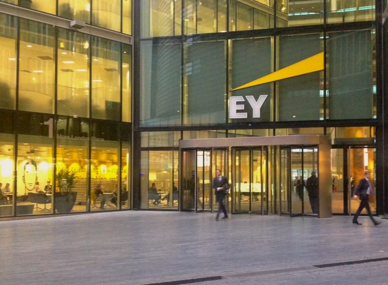 EY avança com plataforma de inteligência artificial depois de investimento de 1,4 mil milhões de dólares
