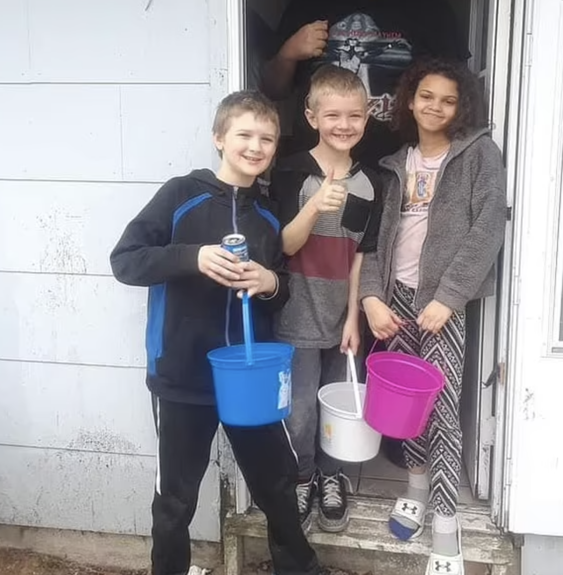 Morreu o rapaz de 13 anos que foi atropelado depois de saltar para a estrada para salvar a irmã. Condutor continua em fuga