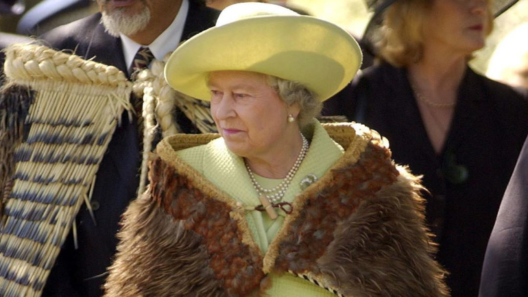 Rainha de Inglaterra sente-se exausta com as polémicas da família