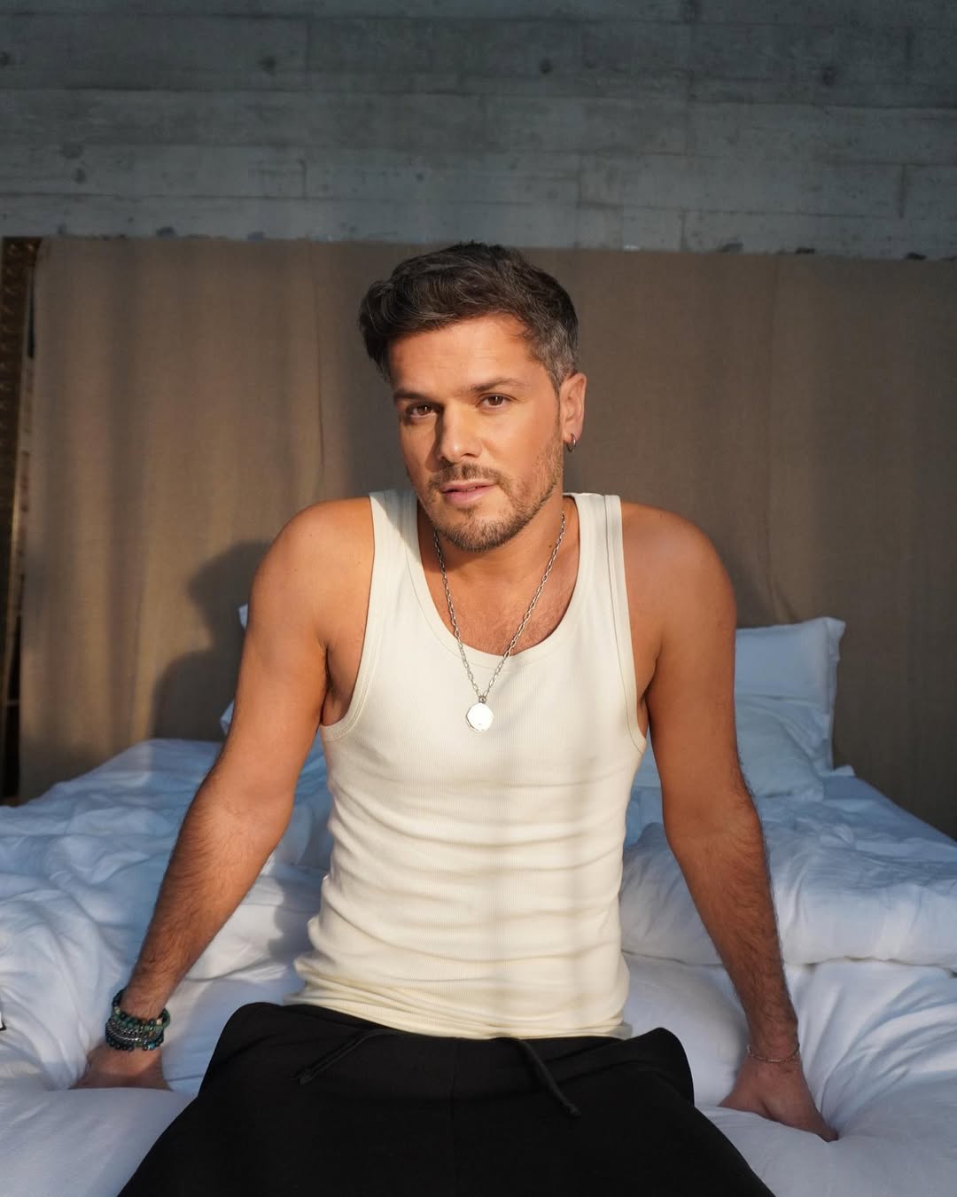 Mickael Carreira faz 39 anos. Estas 20 fotografias provam que a idade não passa pelo cantor