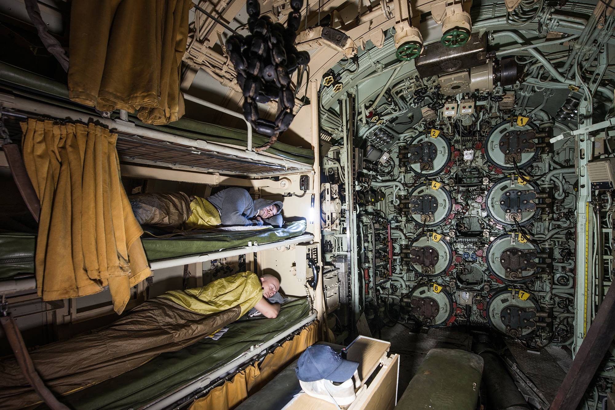 Submarino abandonado em Almada foi invadido por dois estrangeiros que passaram lá a noite e filmaram tudo