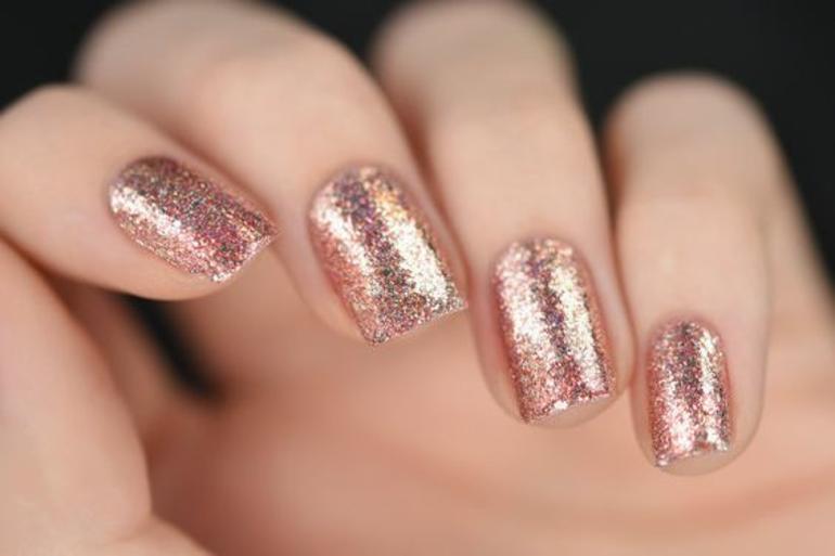 Estas 14 cores são perfeitas para pintar as unhas para as festas
