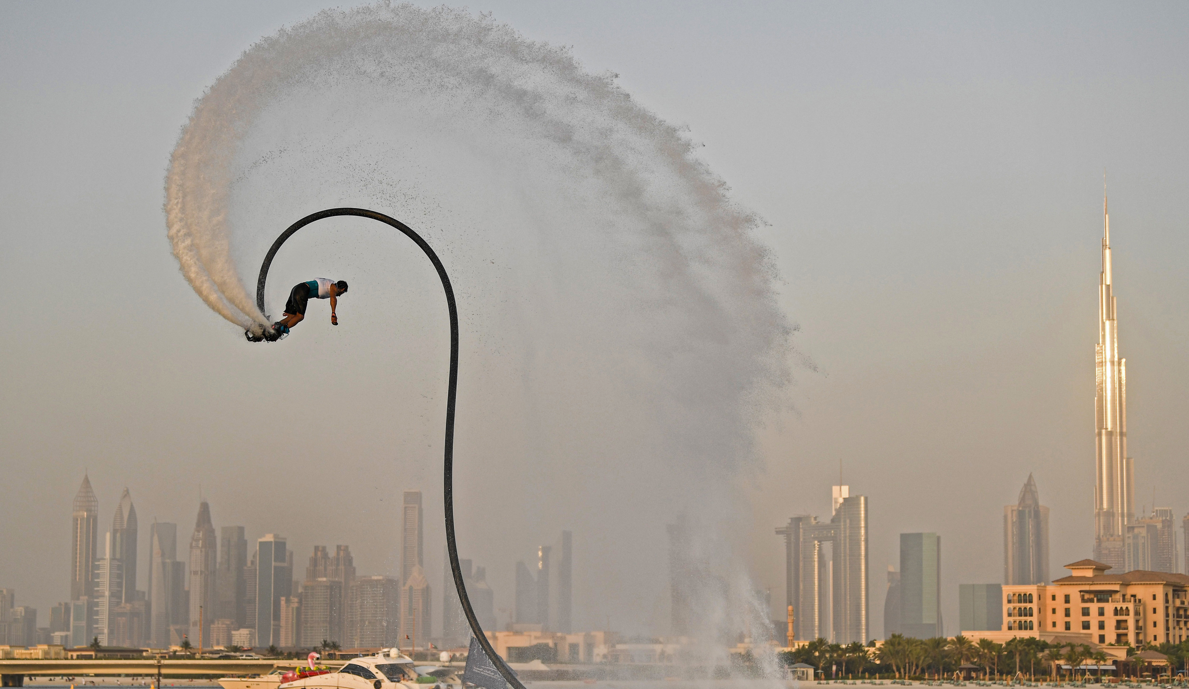 Какая обстановка сейчас в дубае. Дубай вода. Burj khalifa в облаках. Дубай вода прыгает человек. Дубаи фото с воды.