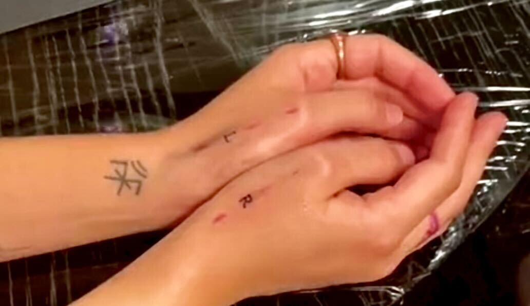 Mulher tatua letras nas mãos para conseguir distinguir esquerda da direita. Veja o vídeo que ficou viral no TikTok