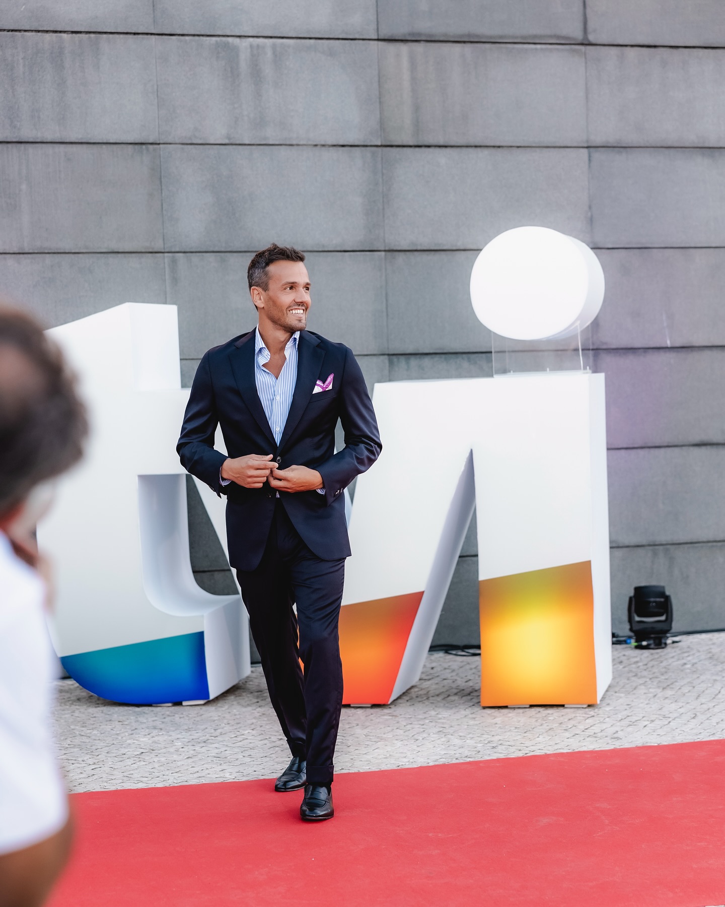 Pedro Teixeira vai pôr famosos à prova num estacionamento em novo programa da TVI. Saiba quando estreia