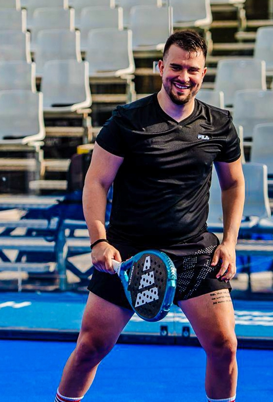 Suadão e solteirão? Francisco Monteiro ignora rumores e mostra-se com craques da bola