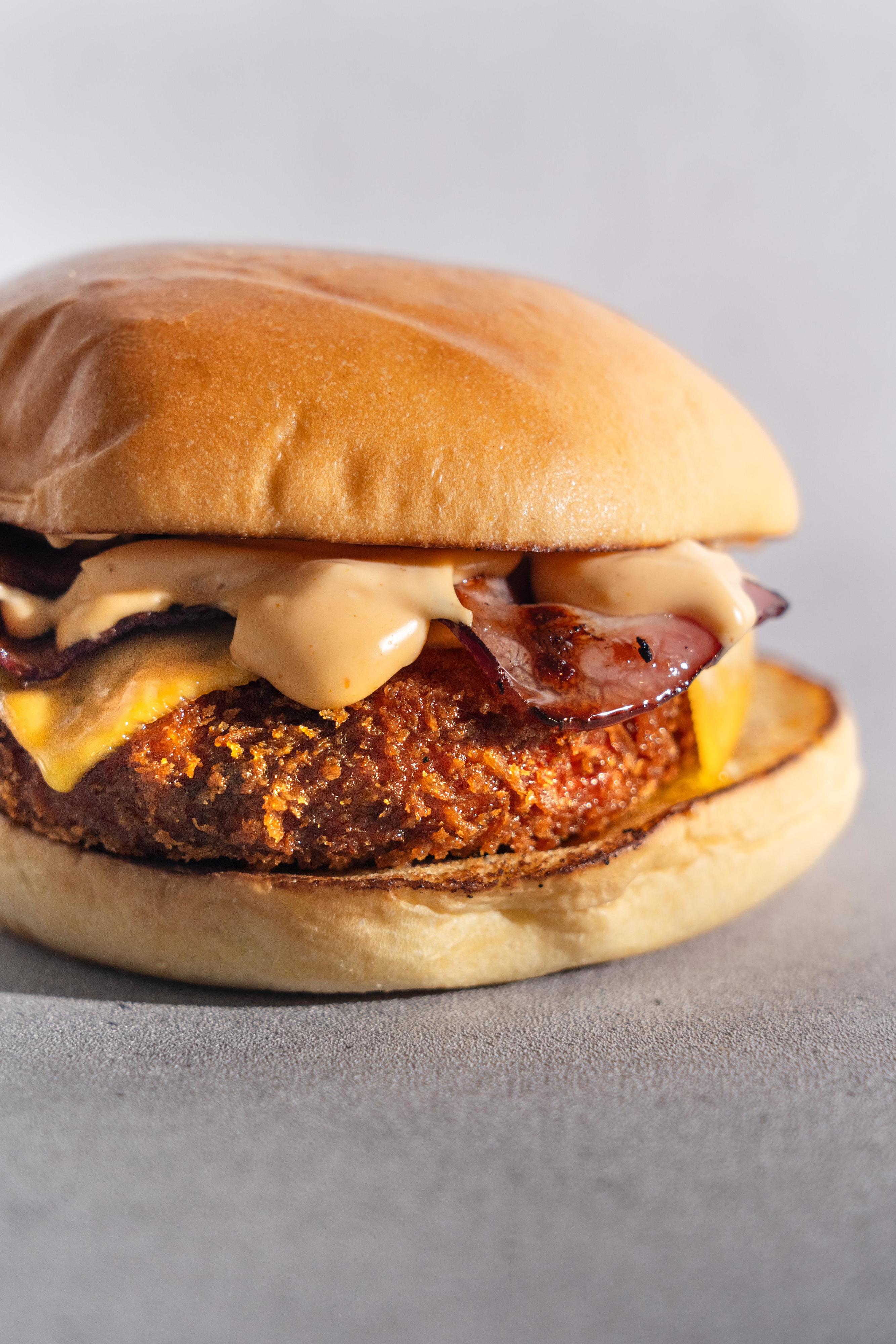 Hamburgueria do Bairro cria lança o novo Spicy Crunch, o hambúrguer de frango crocante e picante