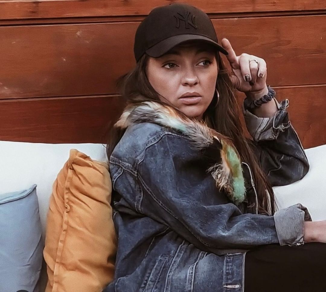 Catarina Siqueira recorda passado de bullying no trabalho: “Chorava todos os dias”