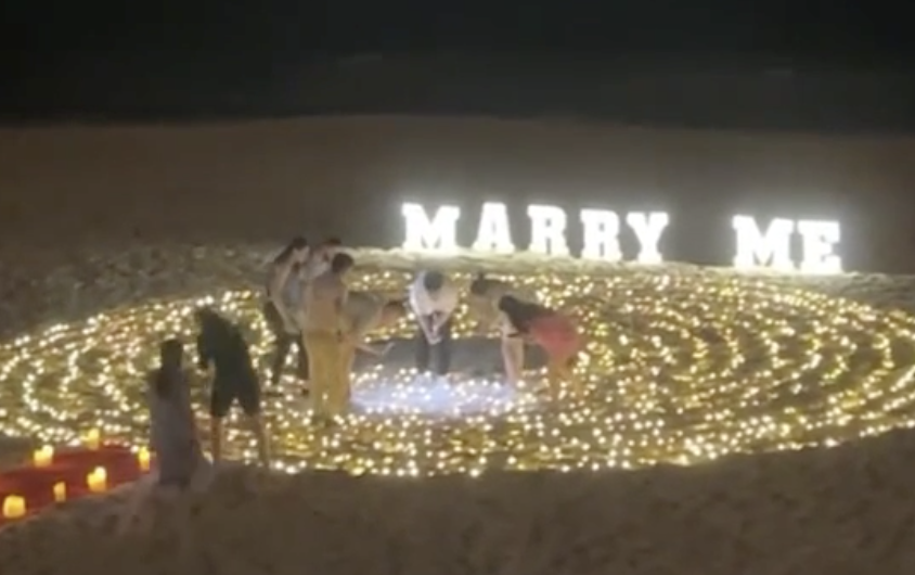 Mulher é pedida em casamento, mas perde aliança na areia depois de a usar durante 5 minutos. Veja o vídeo