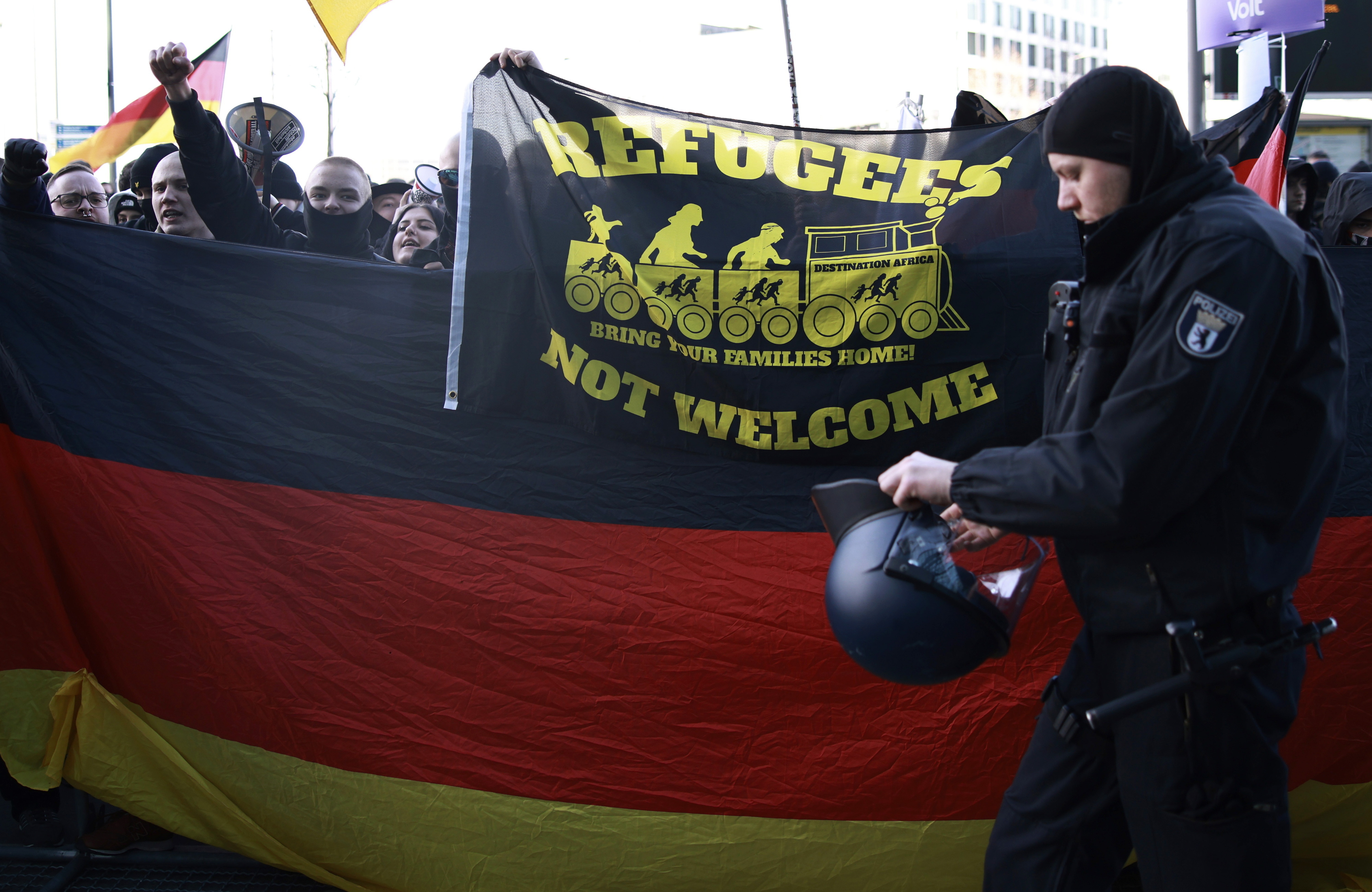 Tensão na Alemanha. Neonazis desfilam em Berlim sob apupos de populares e manifestantes antifascistas