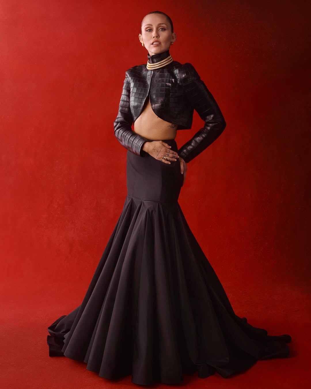 O look é de milhões, mas o corretor é de supermercado. Miley Cyrus deslumbra com maquilhagem de 9,99€