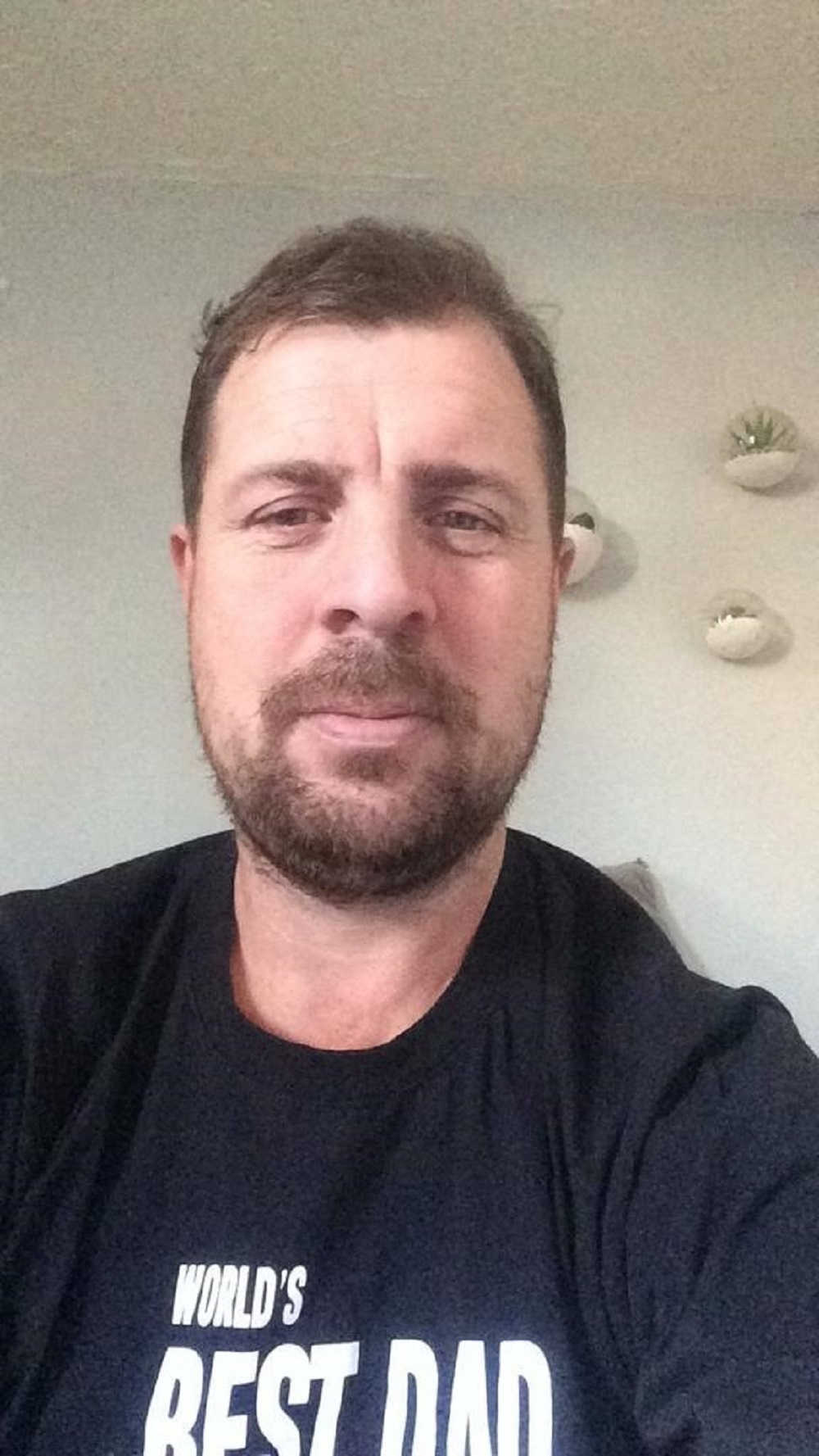 Este pai desempregado faz apenas uma refeição diária para que o filho não tenha de passar fome