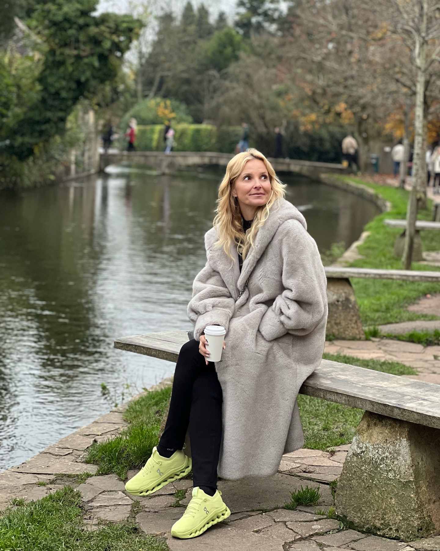 O casaco de pelo de Cristina Ferreira custa quase 250€. Temos 10 alternativas desde 39,99€