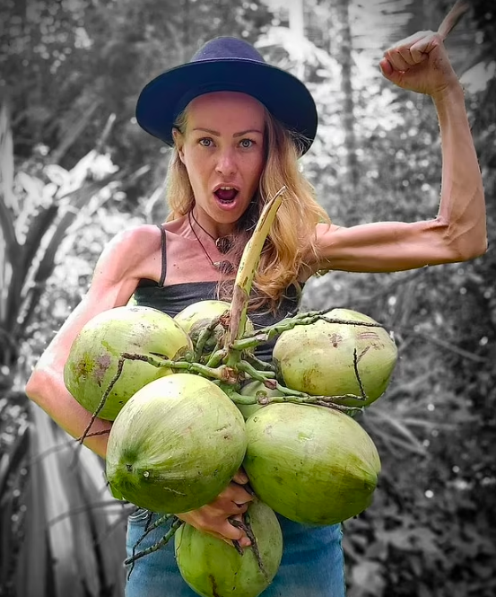 Influencer vegan terá morrido à fome e de exaustão devido a dieta só de fruta