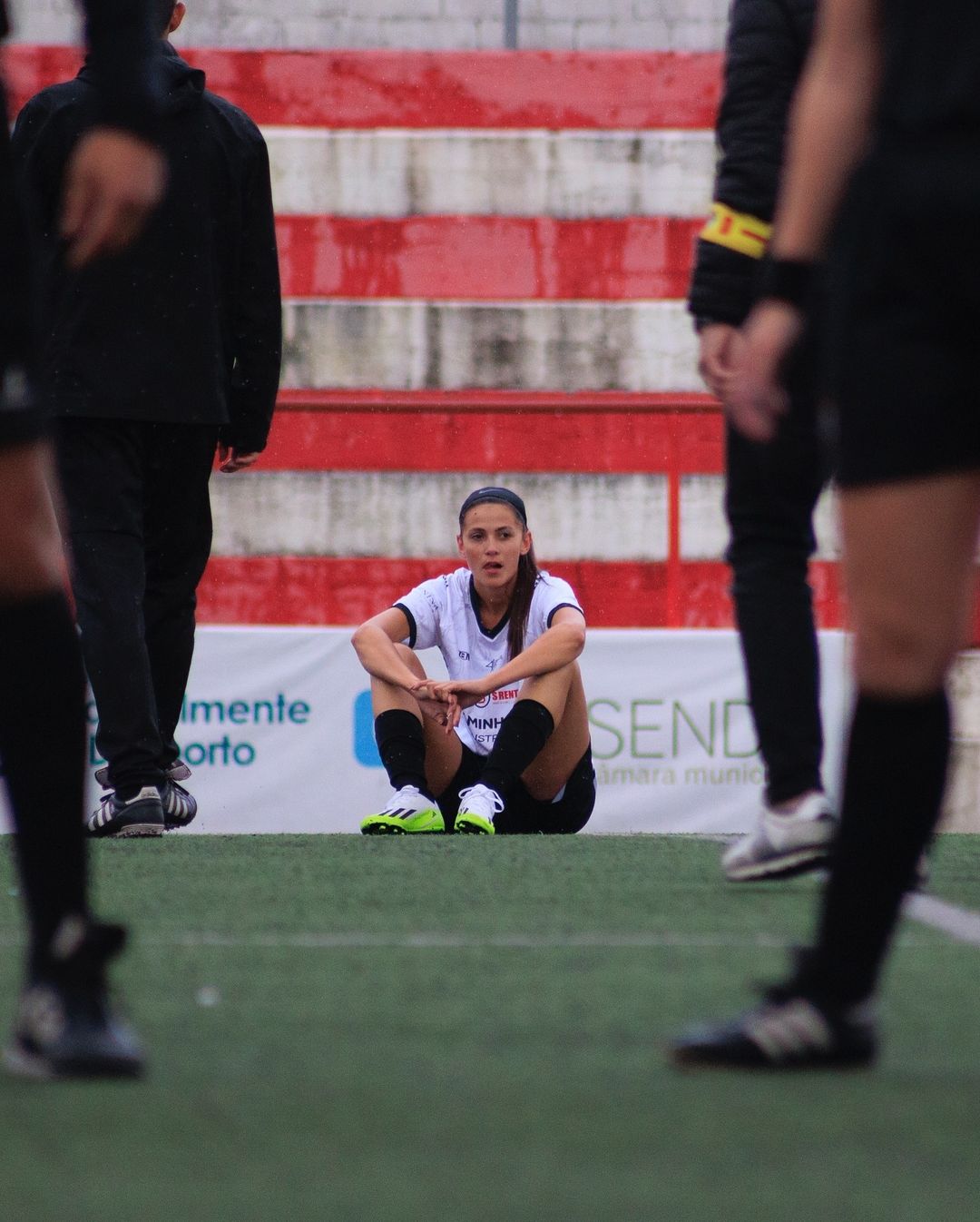 Jéssica Galhofas do “BB” ameaçou árbitra durante jogo de futebol. “Encostou a cabeça de forma violenta”