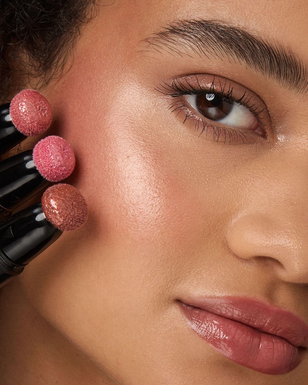 Encontrámos os dupes perfeitos dos blushes queridinhos de Charlotte Tilbury (e custam menos de metade)