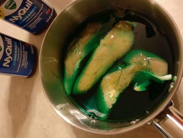 O novo desafio do TikTok é temperar frango com xarope para a tosse (e pode resultar em morte)