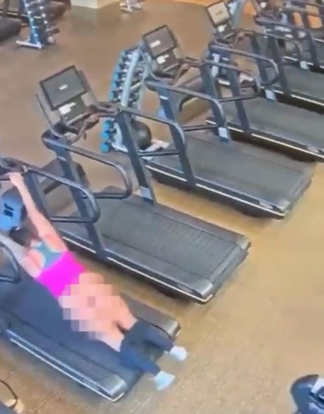 Mulher cai da passadeira no ginásio e fica sem calças. Veja o vídeo hilariante, que ficou viral nas redes sociais