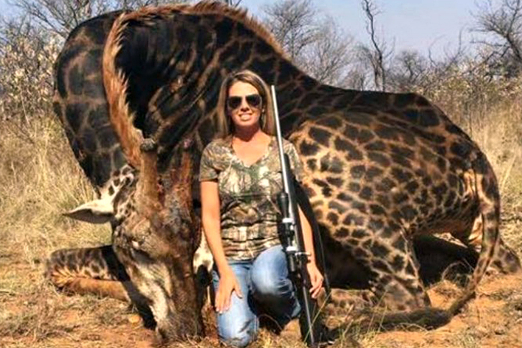 Caçadora que posou junto a uma girafa morta diz que a comeu e que estava “deliciosa”