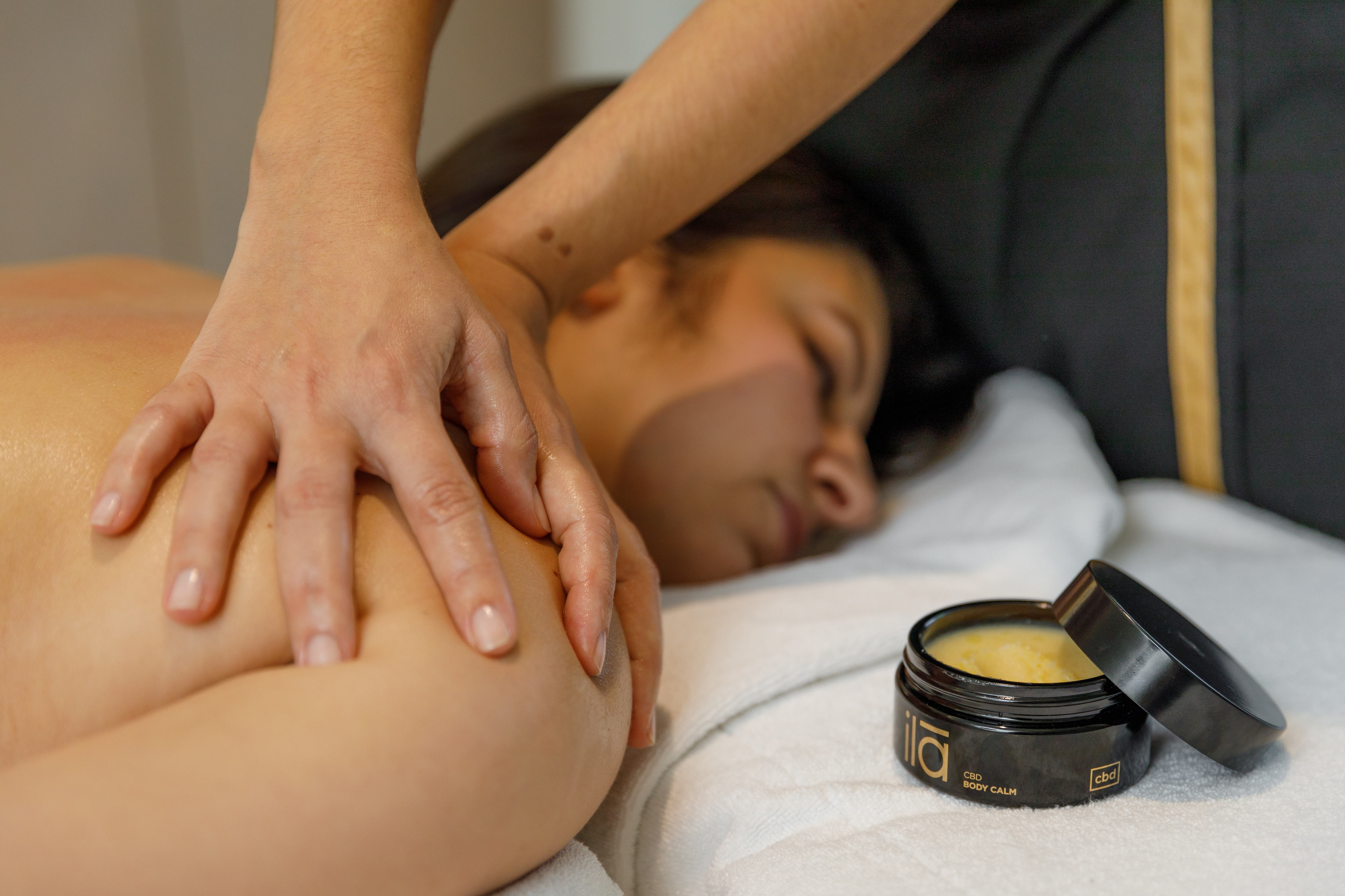 Há um hotel de cinco estrelas com tratamentos com canábis. Nós, claro, fomos experimentar