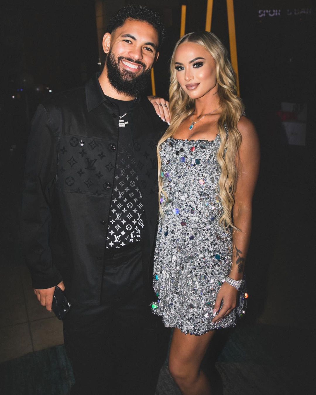 Alisha Lehmann e Douglas Luiz jogam no mesmo clube. Ela ganha “100 mil vez menos” do que ele