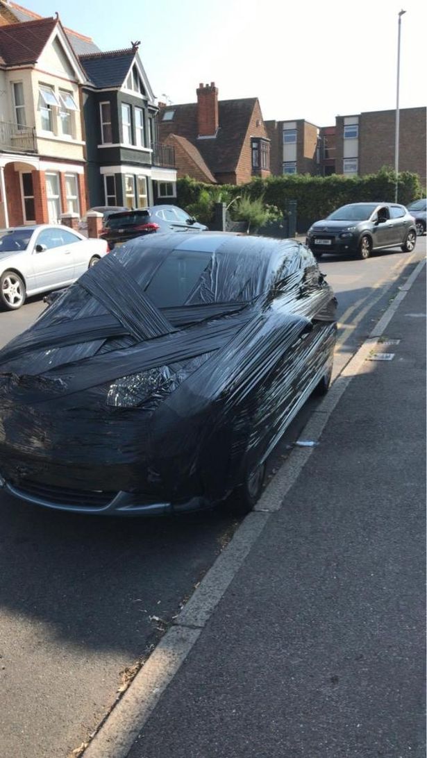 Farto de ter acesso à garagem bloqueado, vizinho cobre carro com celofane