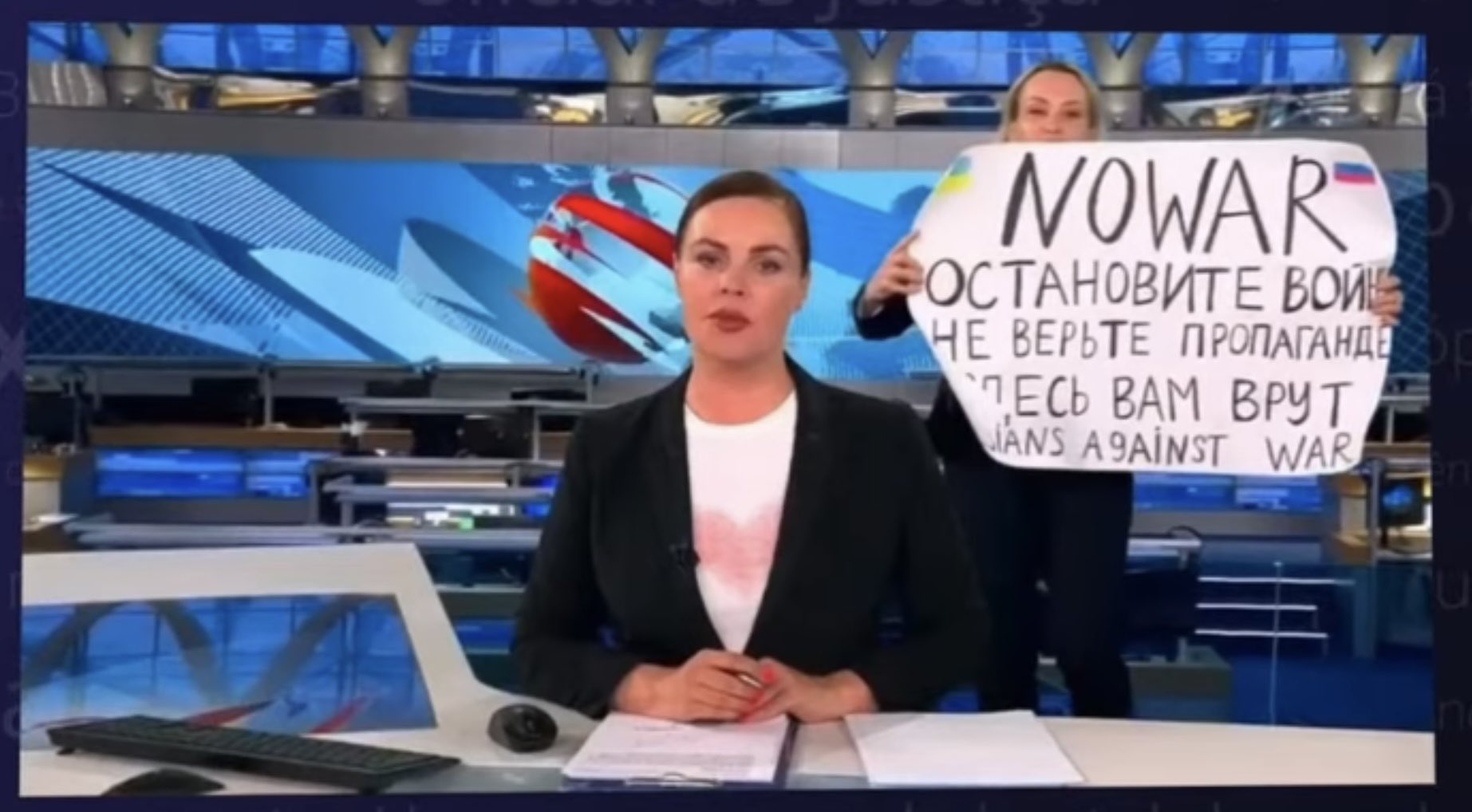 Esta mulher interrompeu noticiário russo com cartaz anti-guerra. Agora, está detida