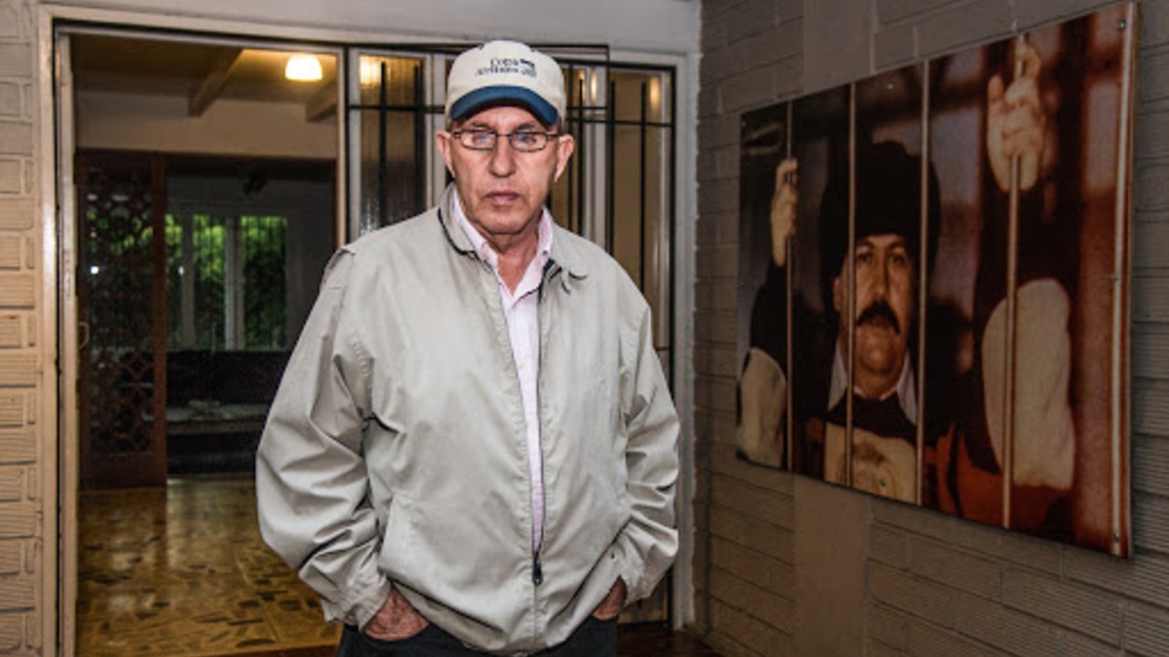 Irmão de Pablo Escobar diz que falha de segurança do iPhone o obrigou a mudar de casa. E processou a Apple