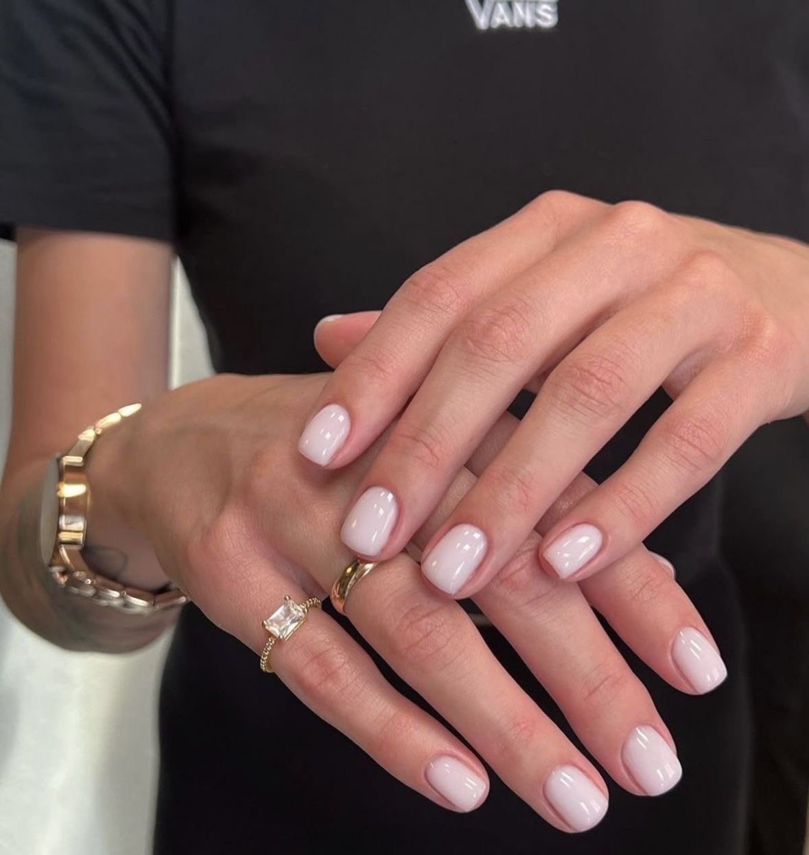 Inspire-se na cor da Pantone para 2026 com estes 10 vernizes que dão ótimas manicures