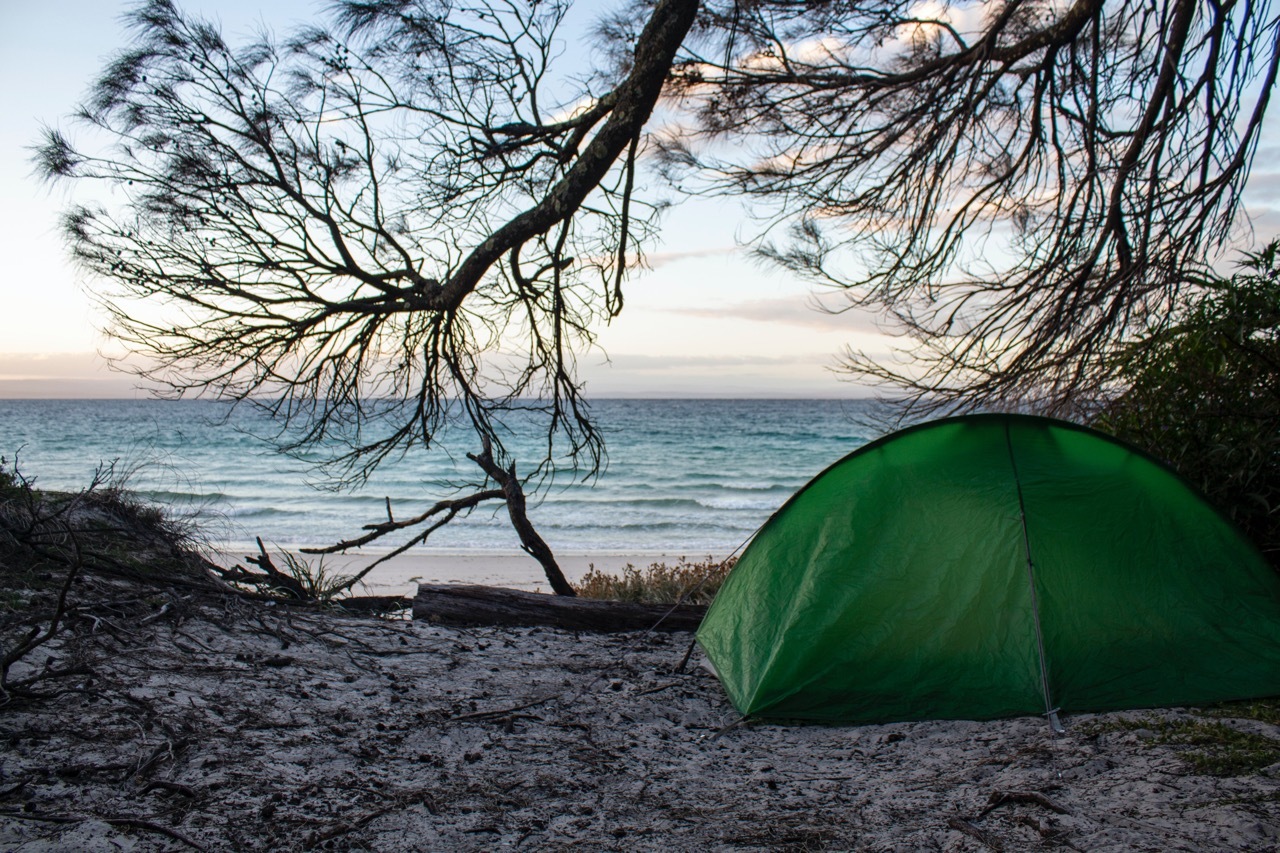 Mãe e filho foram despejados de repente. Agora, vivem os dois numa tenda, na praia de Matosinhos