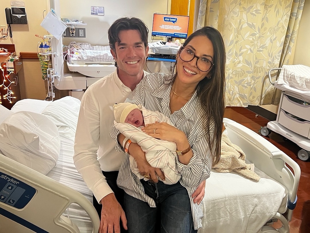 Olivia Munn e John Mulaney já têm o segundo filho nos braços. Bebé nasceu de uma barriga de aluguer