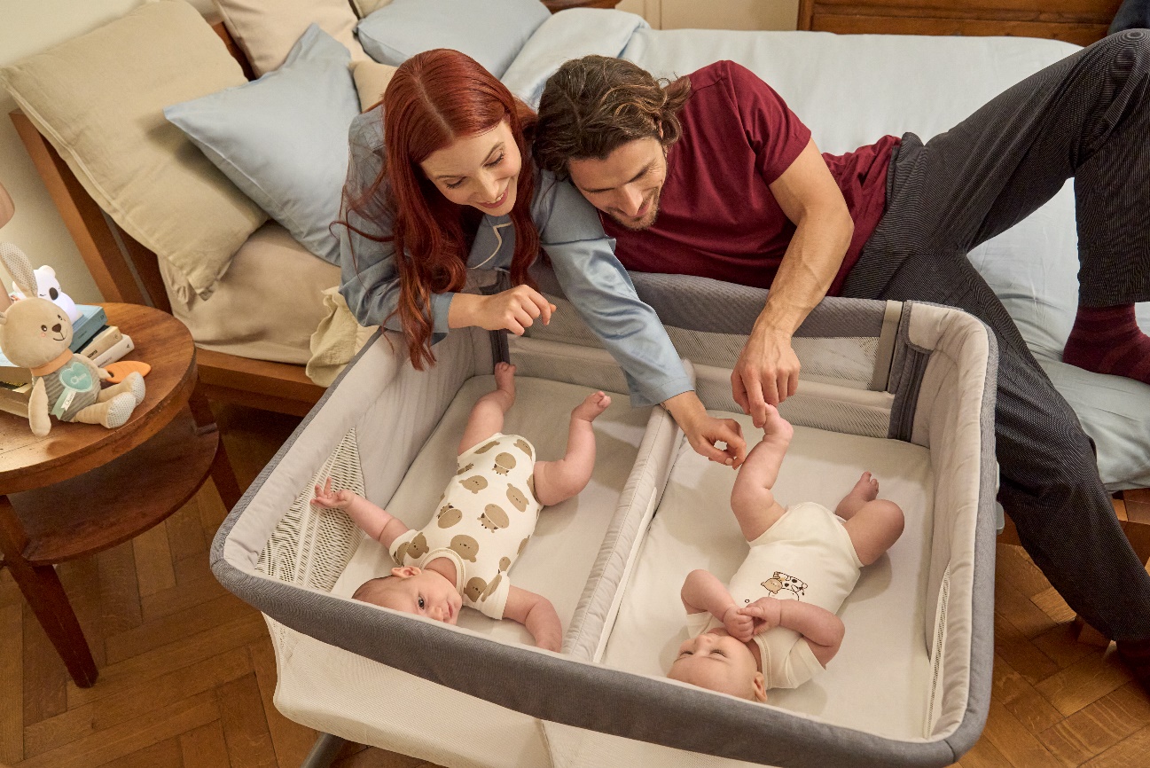 Atenção, pais de gémeos. O novo berço da Chicco dá para 2 bebés (e estimula o contacto entre eles)