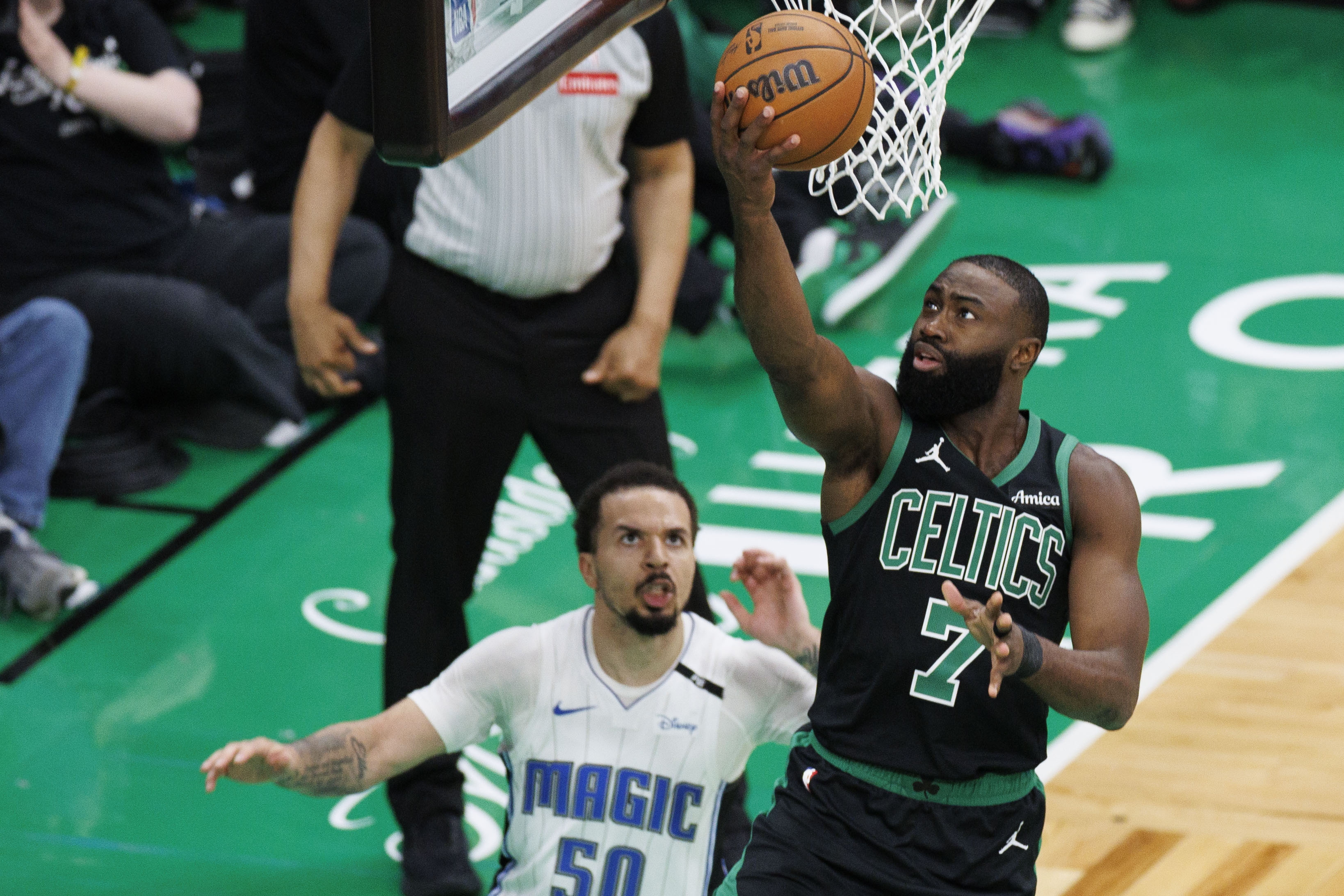 NBA: Celtics seguem para a segunda ronda dos play-offs na estreia de Neemias