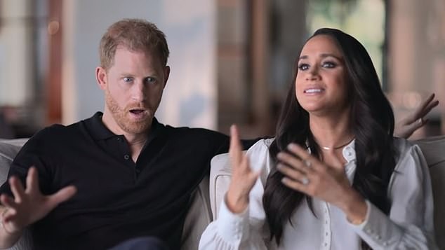 Meghan e Harry dizem que noivado foi “reality show orquestrado”. “Não nos deixaram contar a nossa história”