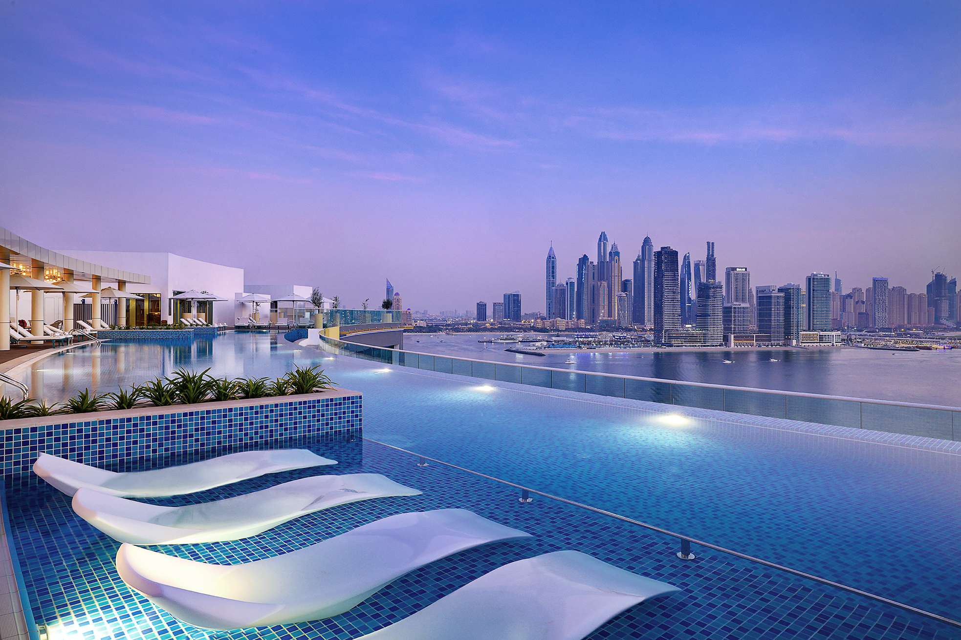 O primeiro hotel NH Collection do Médio Oriente abriu portas no Dubai (e só pensamos nesta piscina de sonho)