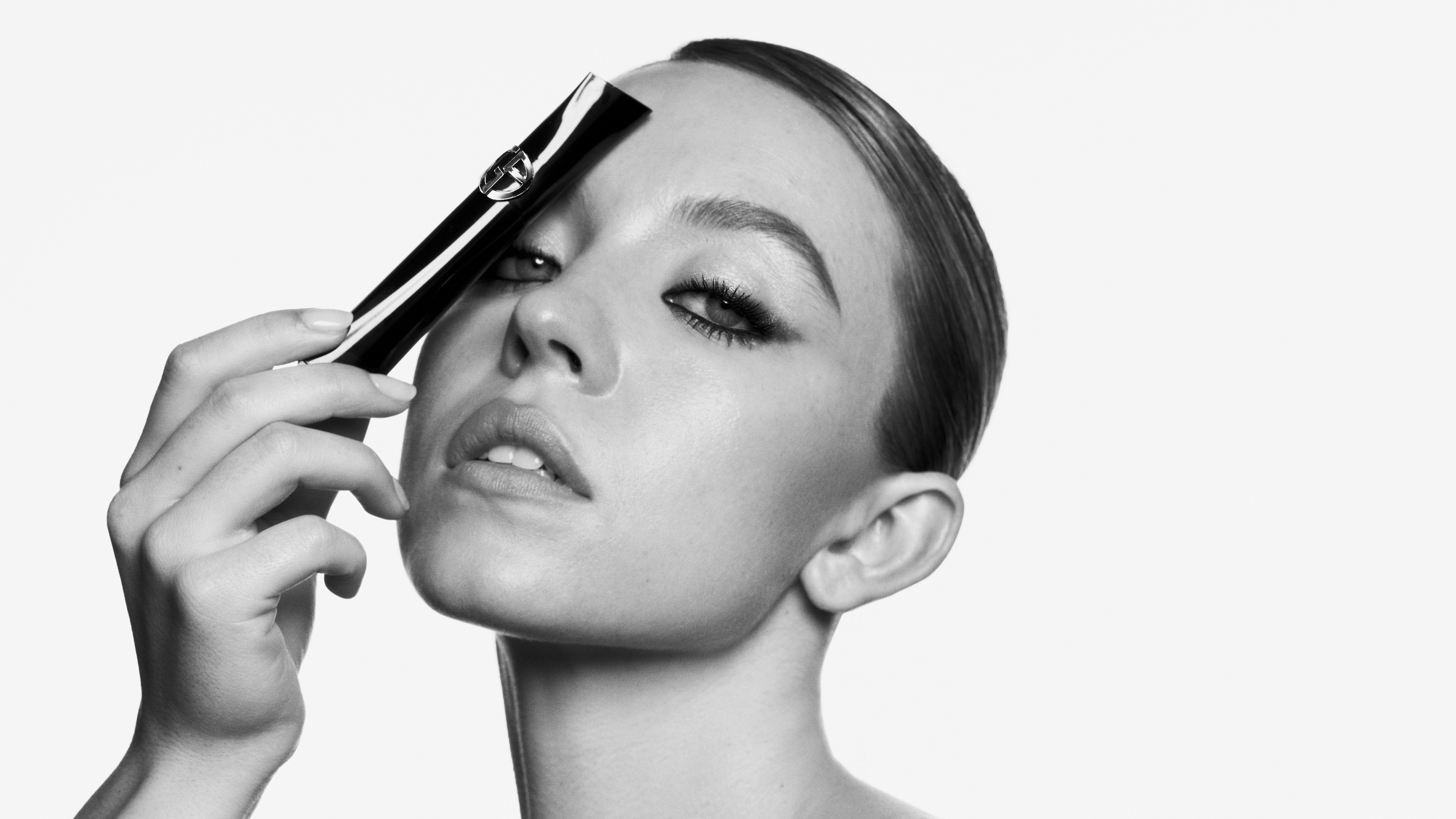 Pestanas XXL e zero grumos? É a promessa desta nova máscara aprovada por Sydney Sweeney