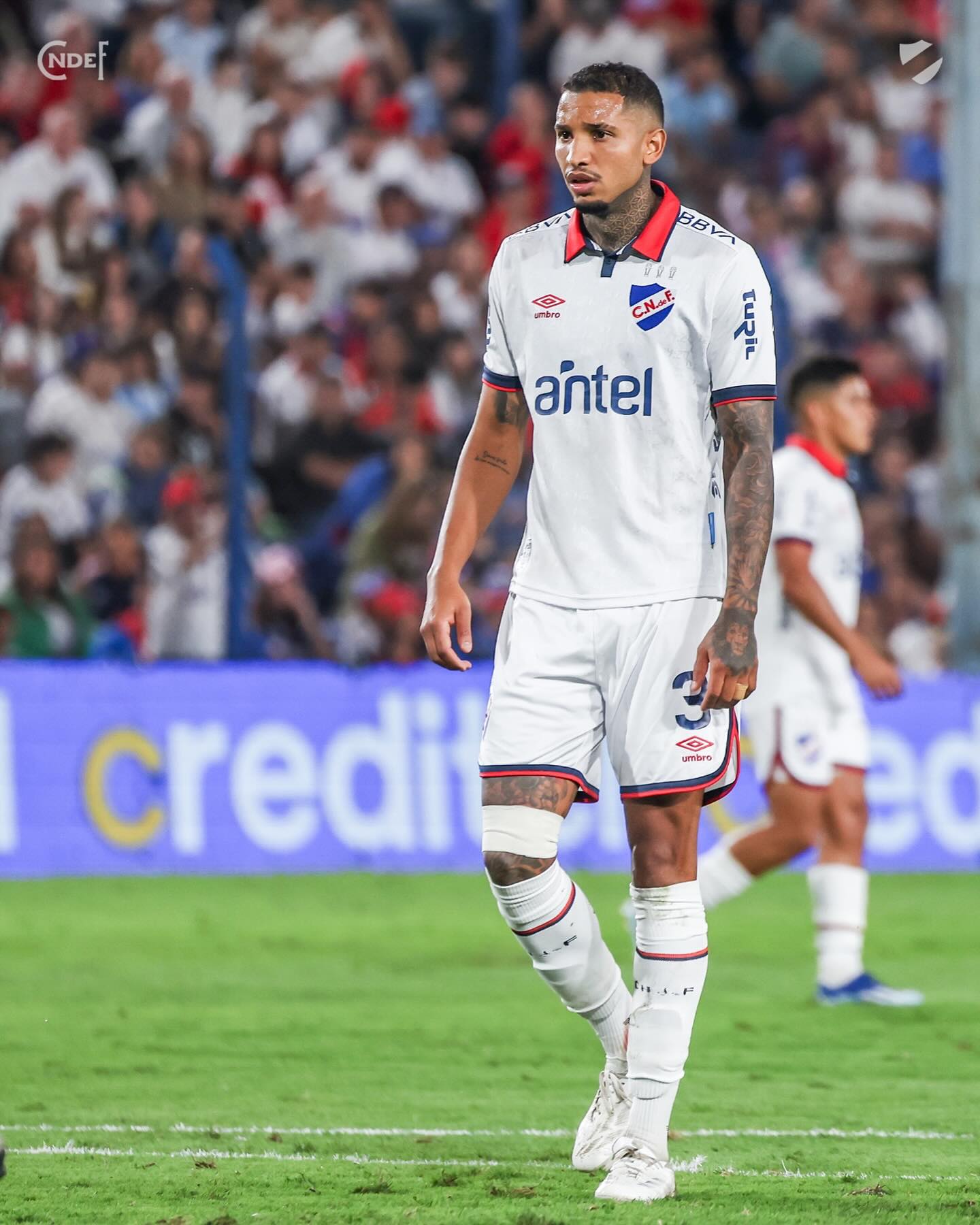 Futebolista que desmaiou durante jogo morreu no hospital. Atleta tinha 27 anos