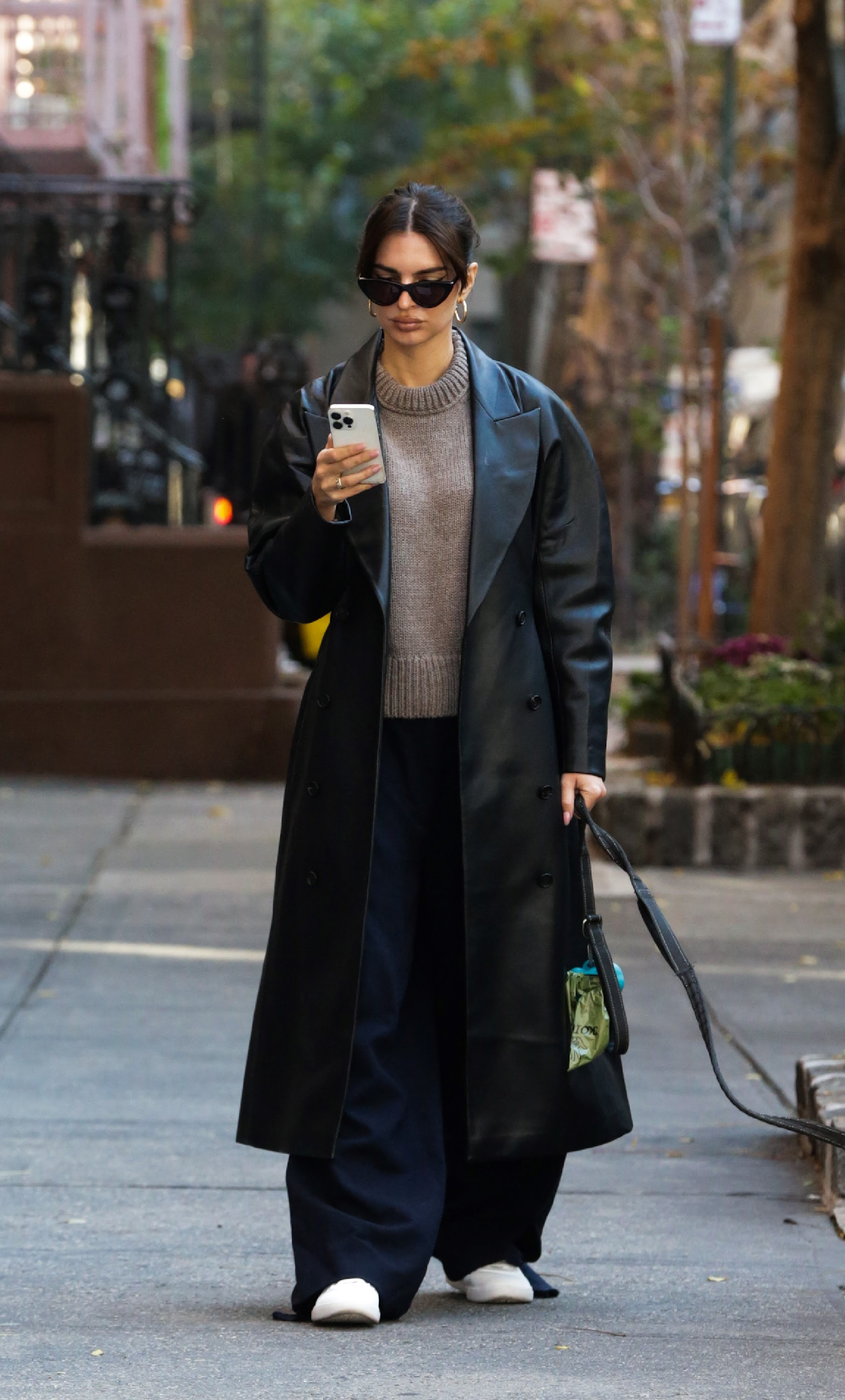 Emily Ratajkowski continua em modo Mango. Modelo usa camisola de lã da marca – e até está com desconto