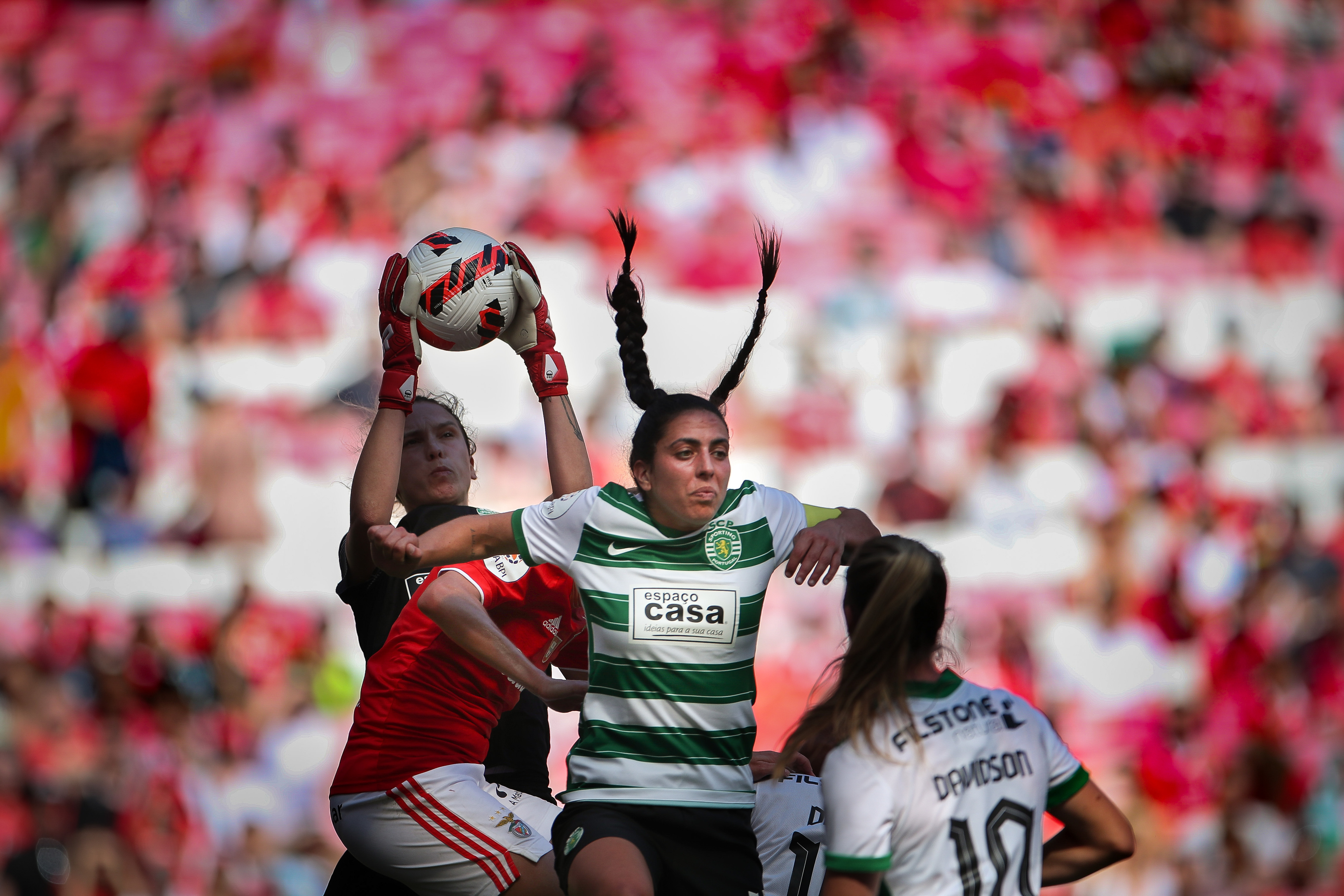 Sporting-Benfica decide título feminino