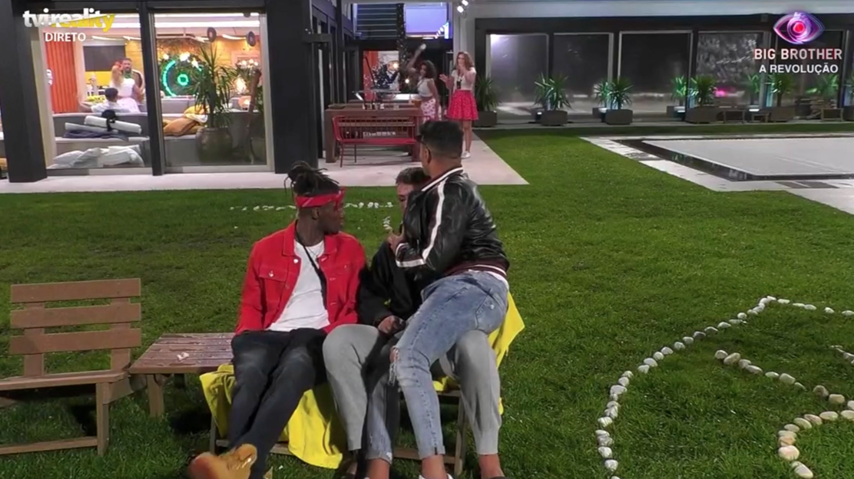 Jéssica Fernandes passa-se com Renato, parte garrafas de cerveja e atira-as aos colegas