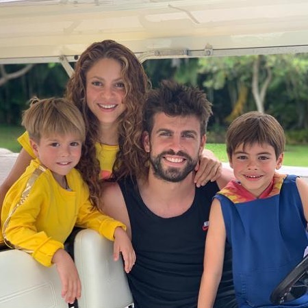 Shakira e Piqué reunidos para o aniversário do filho. Fãs estiveram à porta e cantaram o último êxito da artista