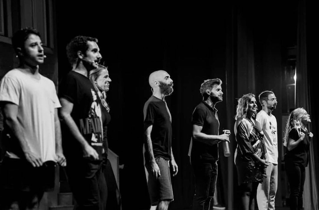 Missas permitidas, espetáculos proibidos. Artistas criticam novas medidas