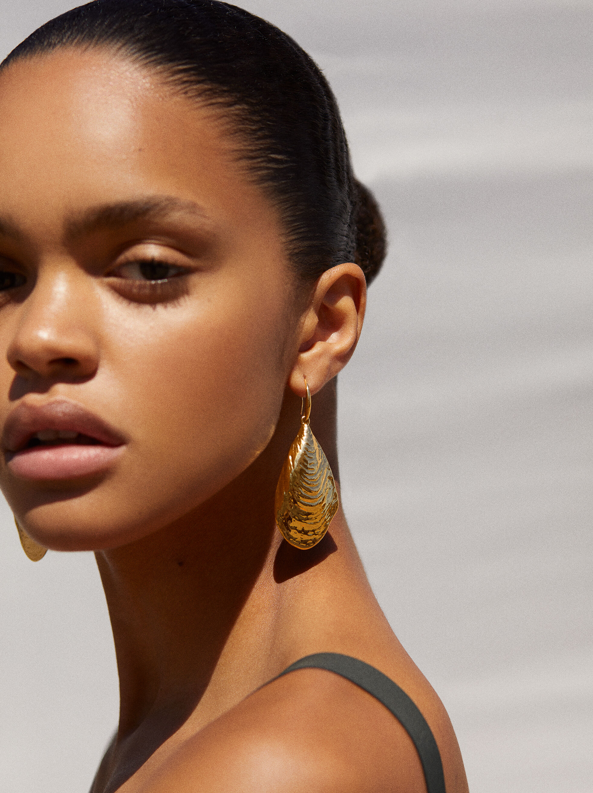 Este verão, as conchas usam-se em brincos, fios e pulseiras. Damos-lhe 13 ideias