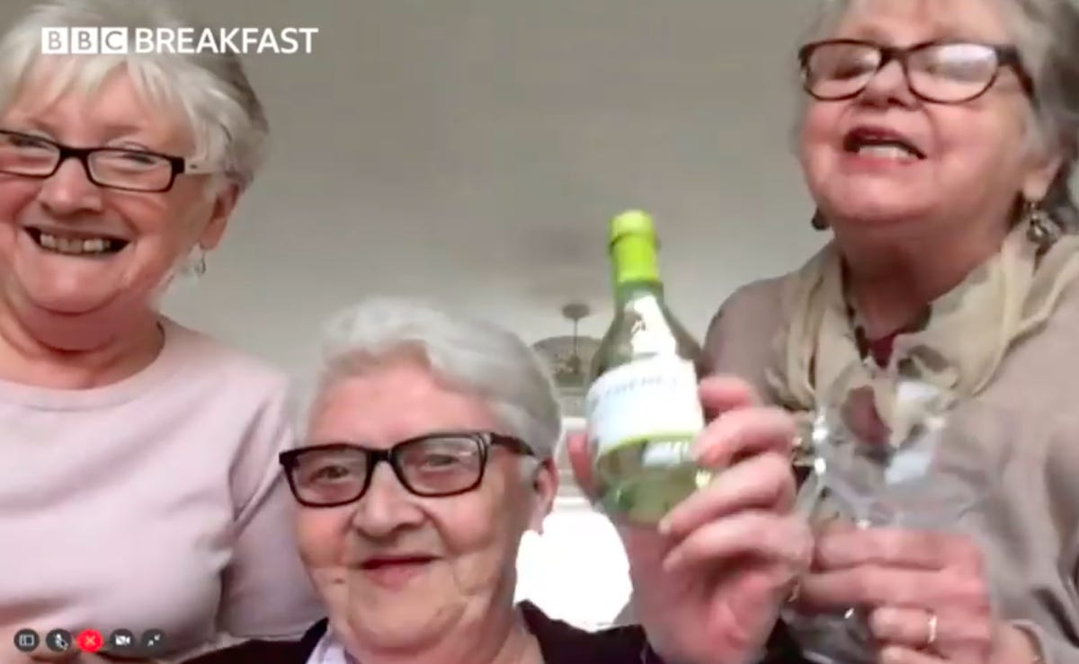 COVID-19. São as melhores amigas, têm 70 anos vão estão de quarentena juntas a ver Netflix