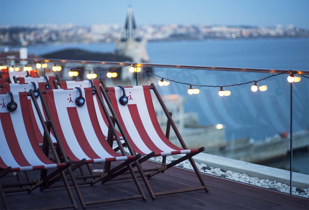 Há plano mais romântico do que ver “Grease” num rooftop? Espreite o “date” perfeito