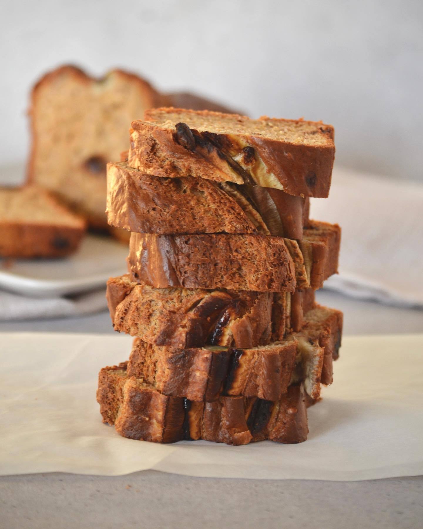 Este pão de banana leva manteiga de amendoim e chocolate (e é uma delícia). Veja a receita